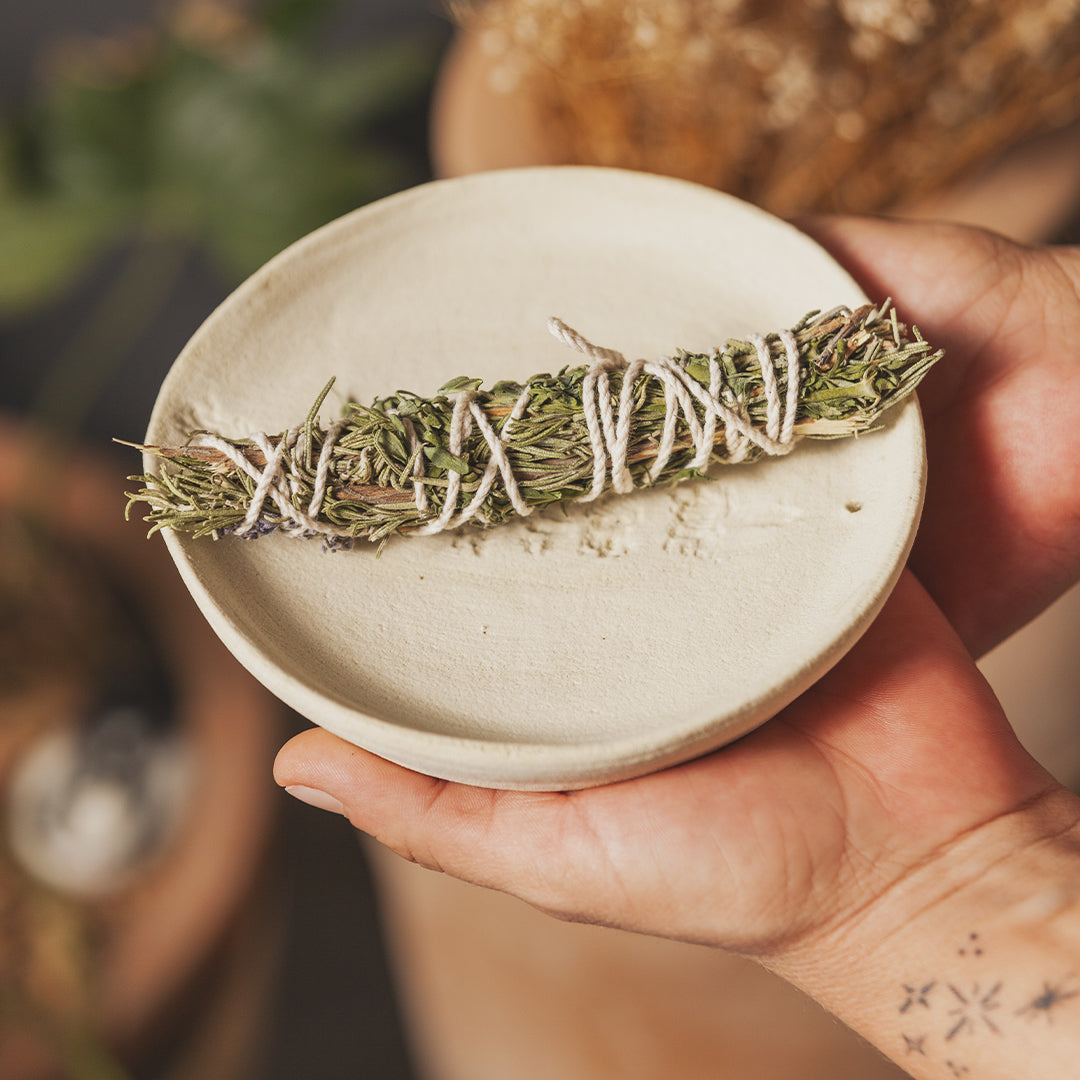 BASE "LAVANDA" de Mudah Cerámica con ATADO CÓSMICO para sahumar - PURIFICA: Lavanda, Romero, Ruda, Hinojo