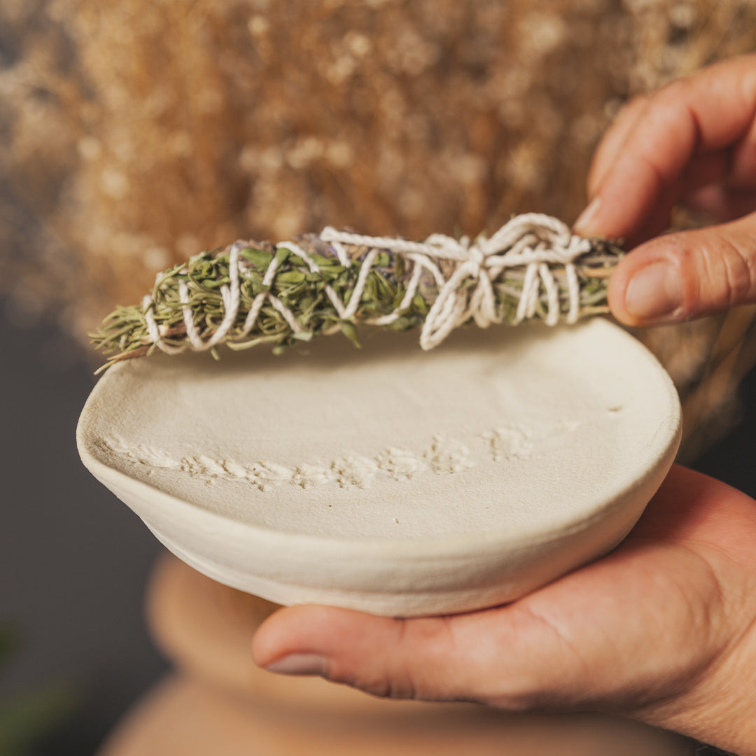 BASE "LAVANDA" de Mudah Cerámica con ATADO CÓSMICO para sahumar - PURIFICA: Lavanda, Romero, Ruda, Hinojo