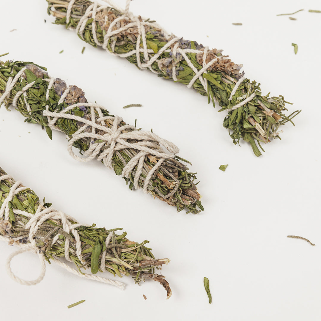 ATADOS CÓSMICOS para sahumar - PURIFICA: Lavanda, Romero, Ruda, Hinojo (paquete de 3)