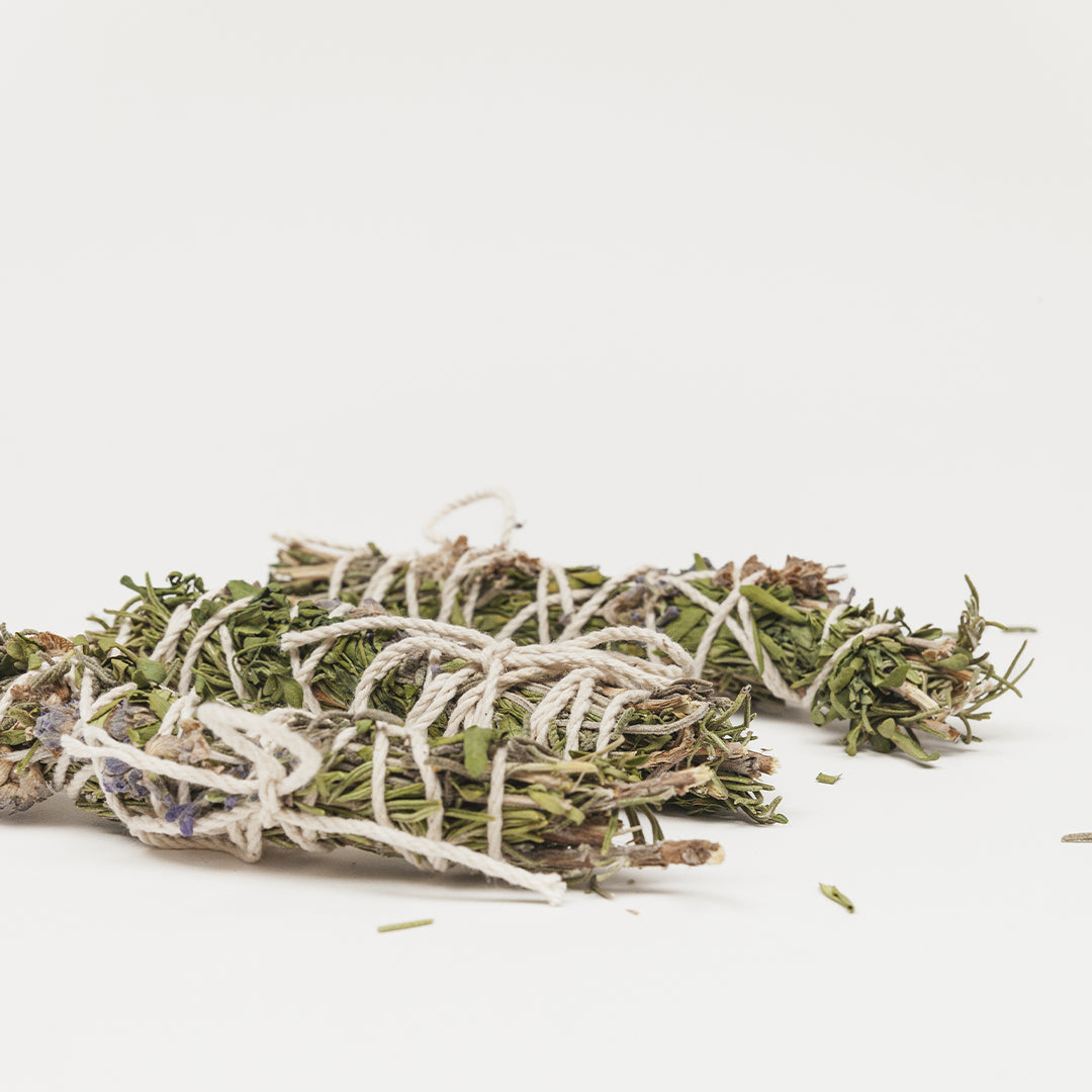 ATADOS CÓSMICOS para sahumar - PURIFICA: Lavanda, Romero, Ruda, Hinojo (paquete de 3)